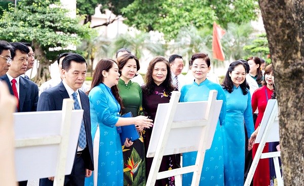 Phó Chủ tịch TƯ Hội LHPN Việt Nam Trần Thị Hương (người thứ 2 từ phải sang) và các đại biểu tham quan hình ảnh hoạt động tại Đại hội Phụ nữ huyện Đông Anh ngày 23/4/2021. Ảnh: HPN