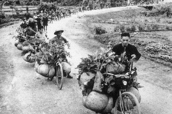 Dân công đẩy xe đạp thồ chở vũ khí, lương thực, thuốc men lên trận tuyến chiến dịch Điện Biên Phủ. (Ảnh tư liệu)