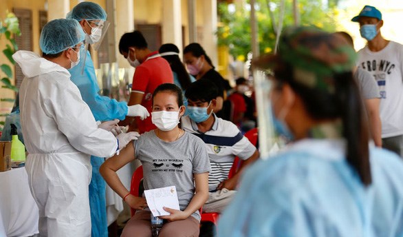 Nhân viên y tế tiêm vaccine COVID-19 cho người dân "vùng đỏ" ở quận Meanchey, thủ đô Phnom Penh, Campuchia.