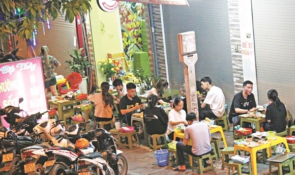 Người dân vẫn tụ tập ăn uống ở một quán ăn trên đường Bưởi không đảm bảo nguyên tắc giãn cách, phòng dịch