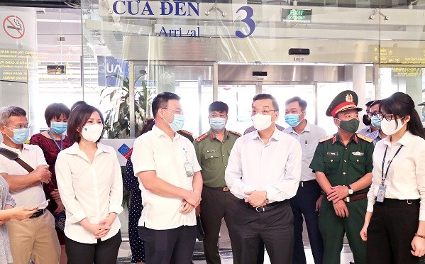 Chủ tịch UBND thành phố Chu Ngọc Anh và đoàn công tác đã đi kiểm tra công tác phòng, chống dịch Covid-19 tại Cảng Hàng không quốc tế Nội Bài ngày 3/5. (Ảnh: T.H)