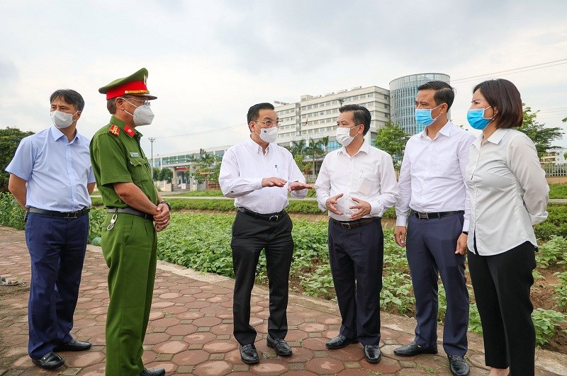 Chủ tịch UBND TP Hà Nội Chu Ngọc Anh (thứ 3 từ trái sang) thị sát tình hình cách ly tại Bệnh viện Bệnh Nhiệt đới Trung ương cơ sở Kim Chung.
