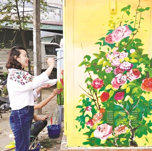 Không chỉ có bốt điện nở hoa, cán bộ hội viên phụ nữ phường Trần Phú, quận Hoàng Mai còn xóa chân rác làm đường hoa, vẽ tranh bích họa trên tường, xây dựng sân chơi cộng đồng