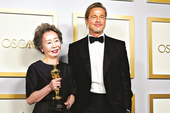 Youn Yuh Jung bên cạnh nam tài tử Brad Pitt tại lễ trao giải Oscar 2021