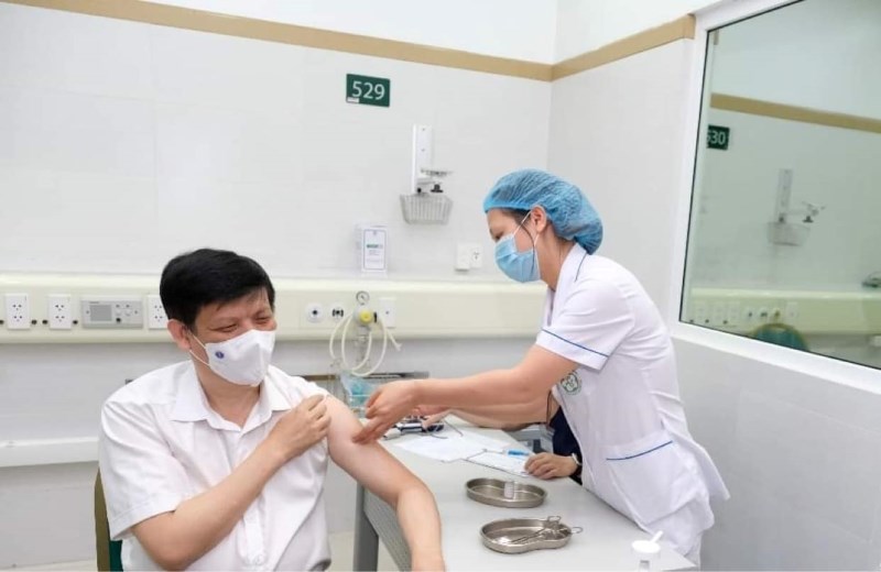 Bộ trưởng Bộ Y tế Nguyễn Thanh Long tiêm vắc-xin ngừa Covid-19.