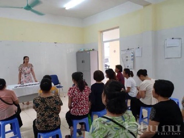 Hội LHPN Quận Hoàng Mai tư vấn sức khỏe sinh sản cho chị em phụ nữ.