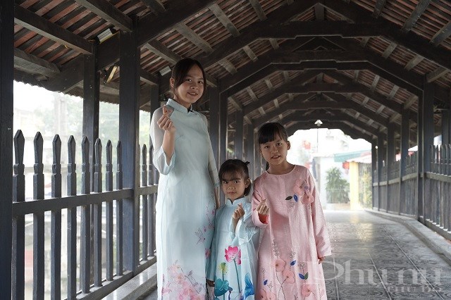Ba chị em Trang, Giang và Ly duyên dáng trong tà áo dài do Vinamilk trao tặng.
