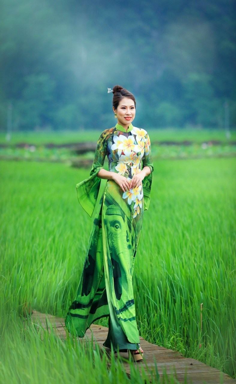 Áo dài Việt với hoạ tiết Quốc gia Lào do người mẫu Lan Hương thể hiện