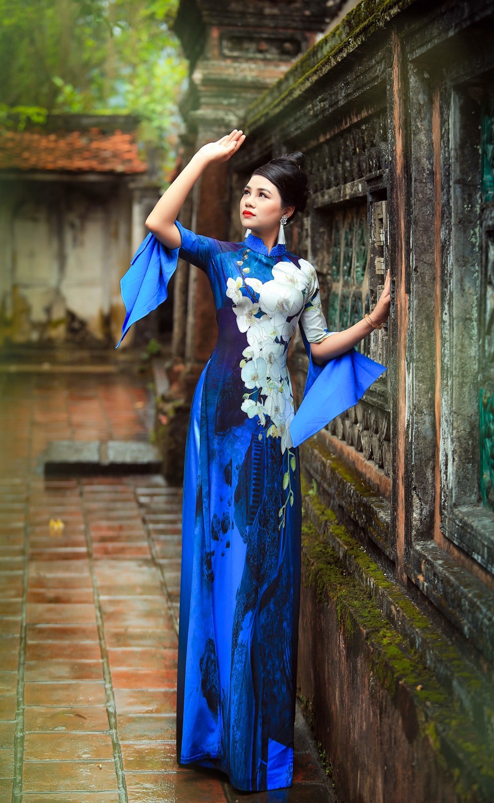 Áo dài với Quốc hoa Indonesia do người mẫu Thanh Thảo thể hiện