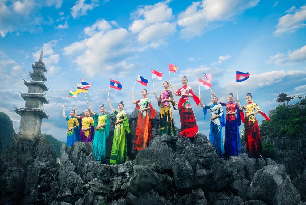 Mỗi tà áo dài trong BST của NTK Hoàng Ly đều được kết hợp tinh tế với hoạ tiết Quốc hoa của các quốc gia Asian