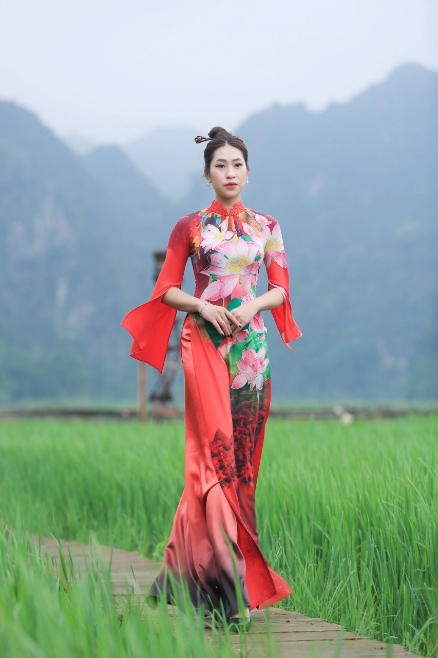 Áo dài với Quốc hoa Việt Nam do người mẫu Như Ngọc thể hiện
