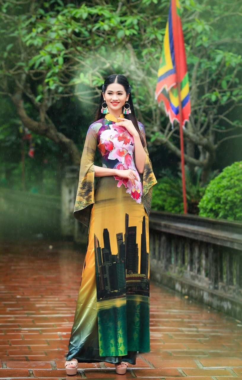Áo dài với Quốc hoa Singapore do người mẫu Thu Phương thể hiện