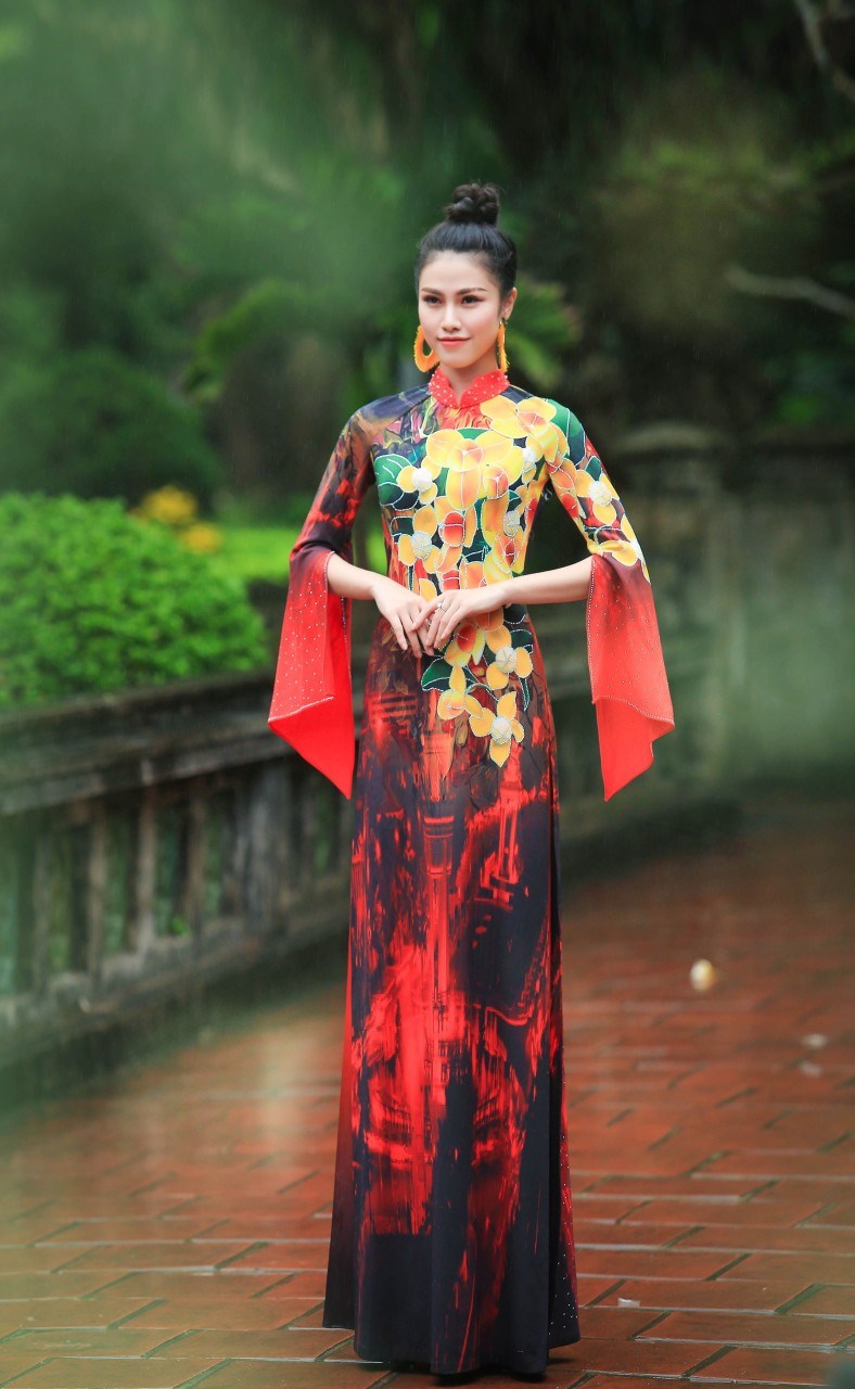Áo dài với hoạ tiết Quốc hoa Campuchia do người mẫu Trần Son Trà thể hiện