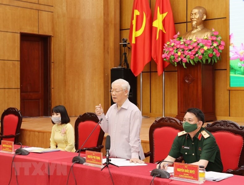 Tổng Bí thư Nguyễn Phú Trọng trao đổi với cử tri. Ảnh: TTXVN