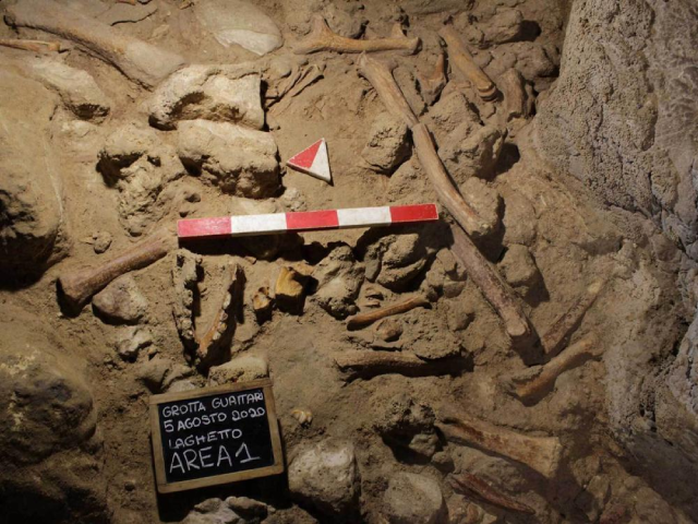 Hình ảnh do Bộ Văn hóa Ý công bố cho thấy một hang động gần Rome, nơi phát hiện những hóa thạch, làm sáng tỏ cách cư dân của bán đảo Ý và điều kiện môi trường hàng ngàn năm trước đây.