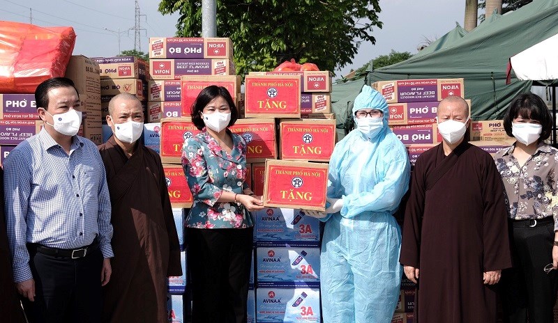 Nhiều suất quà của TP Hà Nội trao tặng cho Bệnh viện K cơ sở Tân Triều trong chiều 9/5