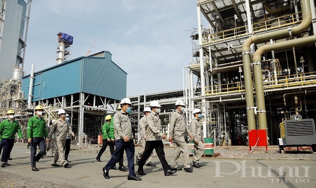 Tổng giám đốc PetroVietnam Lê Mạnh Hùng kiểm tra công tác bảo dưỡng tổng thể Nhà máy đạm Phú Mỹ ngày 7/5/2021.