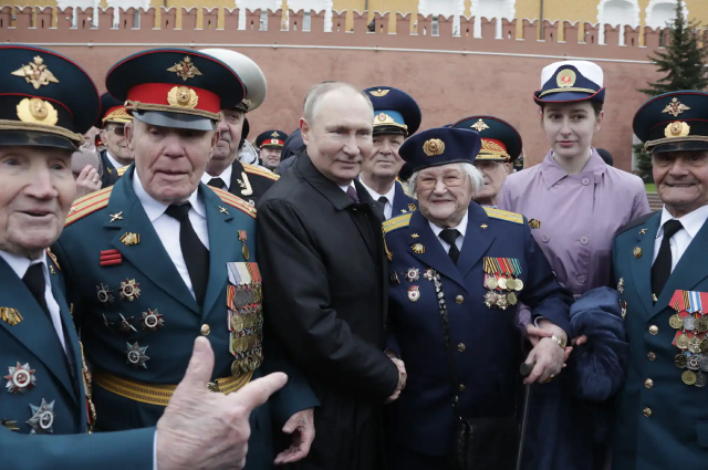 Ông Putin chụp ảnh cùng các cựu chiến binh.