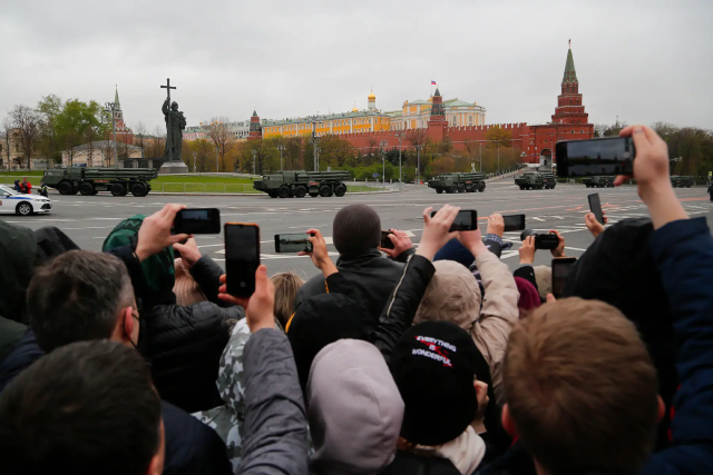 Các đơn vị tên lửa của Nga diễu hành qua Điện Kremli.