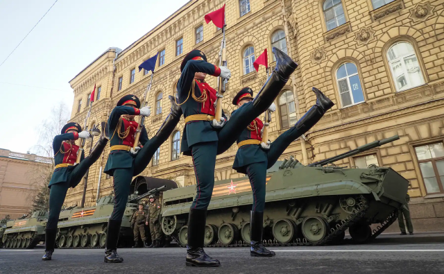 Lính danh dự bước trên đường phố ST. Petersburg.