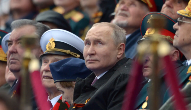 Tổng thống Vladimir Putin ngồi bên cạnh các cựu chiến binh Hồng Quân năm xưa. Trong bài phát biểu của ông có đoạn nhấn mạnh: 