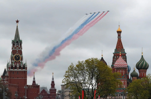 Trên bầu trời là 76 máy bay các loại, tất cả hiện diện trong ngày lễ kỷ niệm nước Nga Xô Viết chiến thắng phát xít Đức trong chiến tranh thế giới thứ 2. Trong hình là màn kết thúc lễ diễu hành theo phong cách truyền thống với những chiếc máy bay cường kích SU-25 xả khói vẽ hình quốc kỳ Nga tuyệt đẹp trên bầu trời.
