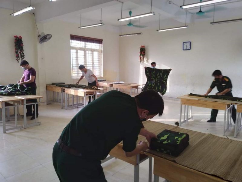 Cán bộ, chiến sĩ Ban Chỉ huy quân sự huyện Phúc Thọ sửa sang lại các phòng học của Trường THCS Võng Xuyên B thành khu cách ly tập trung.