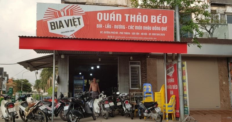 18h ngày 11/5 quán bia Thảo Béo ở phường Phú Thịnh (Sơn Tây) vẫn còn hàng chục khách ăn nhậu