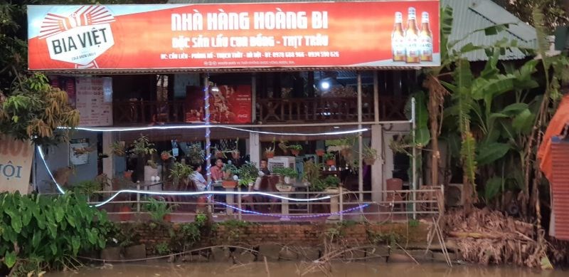 Vào hồi 18h30 ngày 11/5, quán bia nhà hàng Hoàng Bi vẫn có hiện tượng mở cửa và 4 người khách ngồi bàn cùng nhân viên ở khu vực bếp.