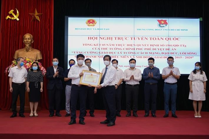 Bộ trưởng Nguyễn Kim Sơn trao Bằng khen của Bộ trưởng Bộ GDĐT cho tập thể, cá nhân có thành tích xuất sắc trong thực hiện Đề án 1501