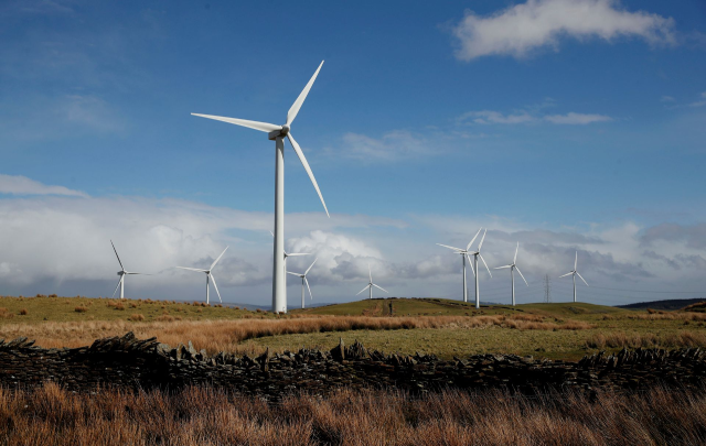 Các tuabin gió tại Trang trại gió Mynydd Portref gần Hendreforgan ở Nam Xứ Wales, Anh.