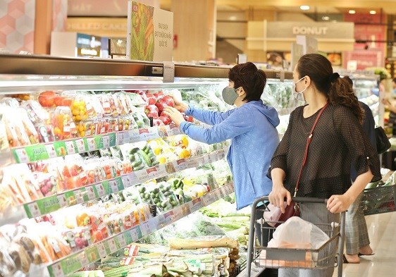 Người mua sắm tại siêu thị AEON Long Biên. Ảnh: Chu Linh