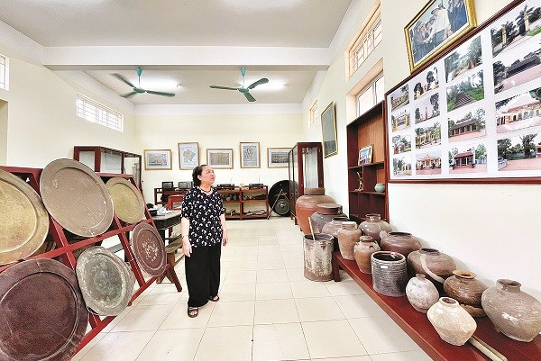“Bảo tàng làng” trở thành không gian gần gũi và thú vị cho người già, người trẻ trong thôn tới tham quan.