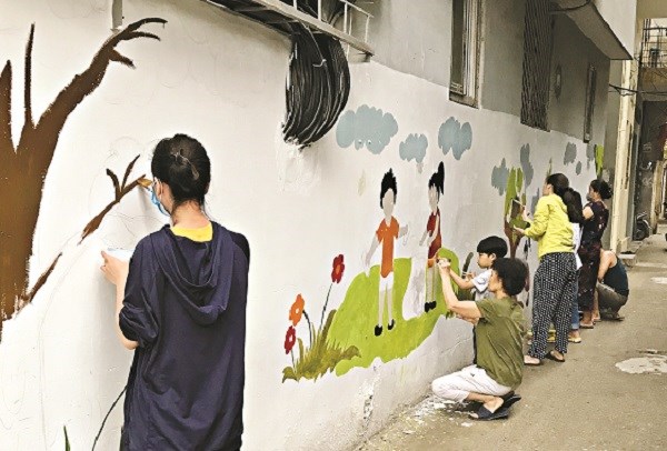 Người dân TDP 13 cùng tham gia vẽ tranh bích họa, “thay áo” mới cho những bức tường