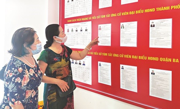 Chị em cán bộ hội viên phụ nữ phường Liễu Giai quận Ba Đình tìm hiểu tiểu sử của các ứng cử viên.