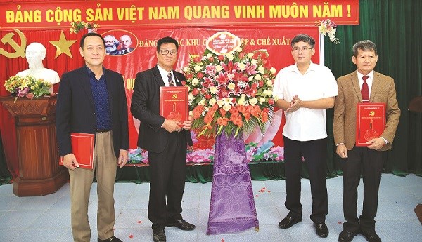 Bí thư đảng ủy các KCN&CX Hà Nội Lê Quang Long trao Quyết định thành lập Đảng bộ khu công nghiệp Quang Minh. (Ảnh: Phạm Hằng)