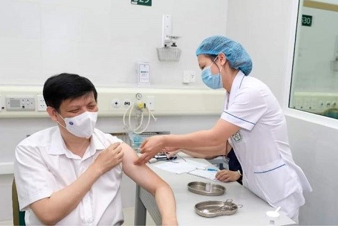 Bộ trưởng Bộ Y tế Nguyễn Thanh Long tiêm vắc-xin ngừa Covid-19. Ảnh: Tuấn Dũng