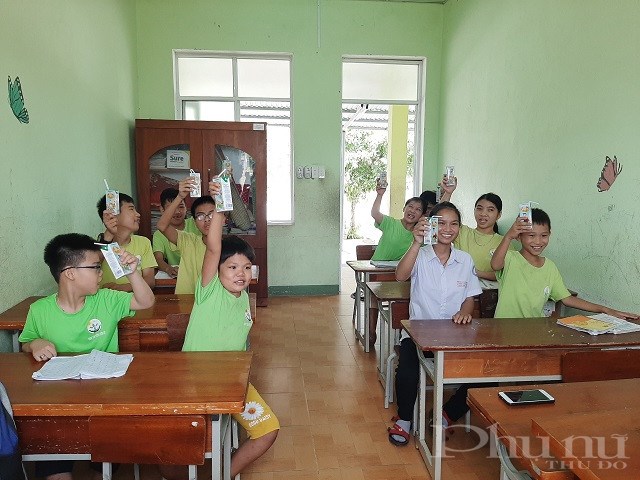 Trẻ em vui mừng khi được nhận sữa từ chương trình Quỹ sữa Vươn cao Việt Nam năm 2021