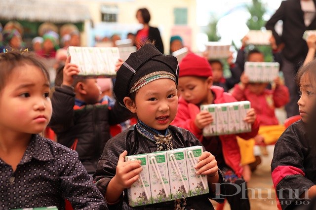 Trong 14 năm qua chương trình Quỹ sữa Vươn cao Việt Nam đã trao tặng sữa cho hơn 479 ngàn trẻ em có hoàn cảnh khó khăn trên cả nước