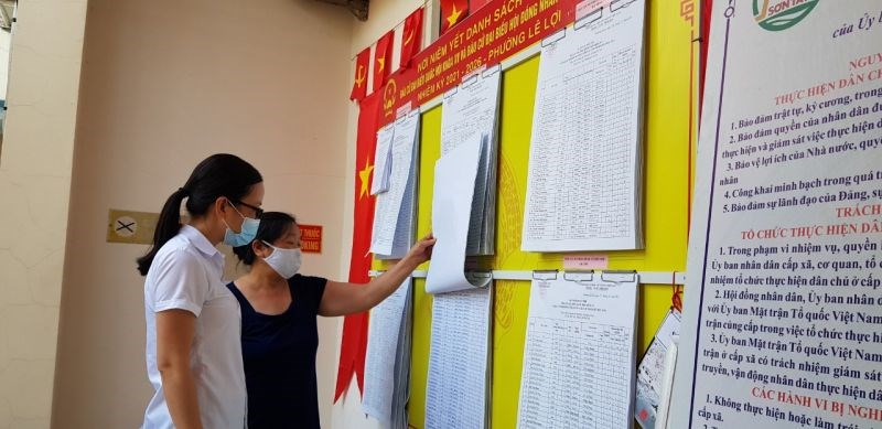 Người dân trên phường Lê Lợi, thị xã Sơn Tây đang tìm hiểu về các  ứng cử viên đại biểu Quốc hội và HĐND thành phố, HĐND thị xã Sơn Tây và tra cứu danh sách cử tri