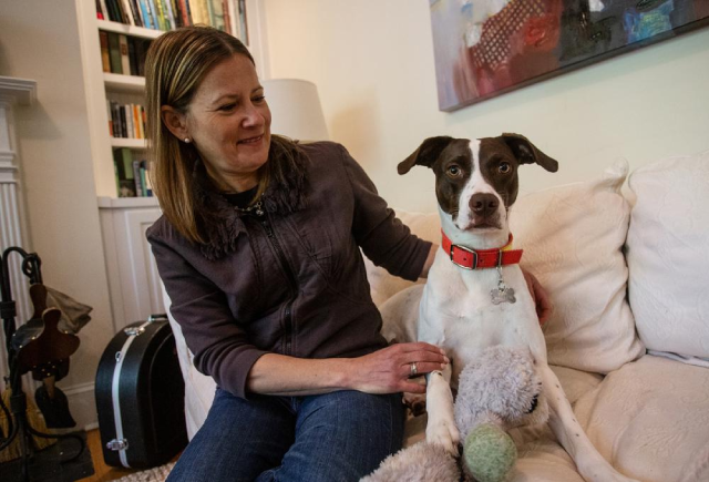 Jessica Wright bên cạnh chú chó Penny. Penny đã được điều trị từ xa trong bối cảnh các bệnh thú y quá tải.