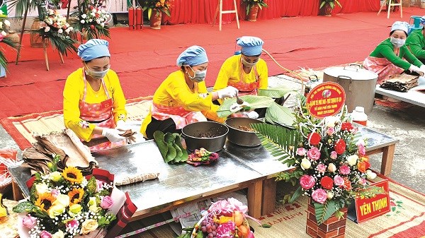 Công đoạn gói bánh của đội thi tại Hội thi bánh tẻ truyền thống làng nghề Phú Nhi năm 2020