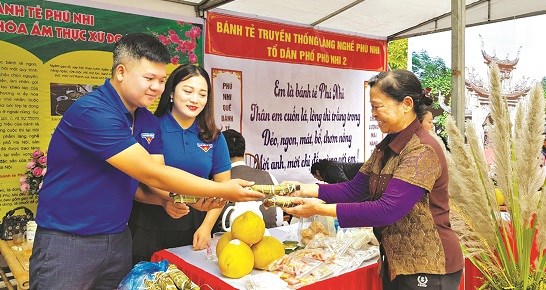Đoàn Thanh niên xã Phú Thịnh bán bánh tẻ tại các gian hàng Hội thi