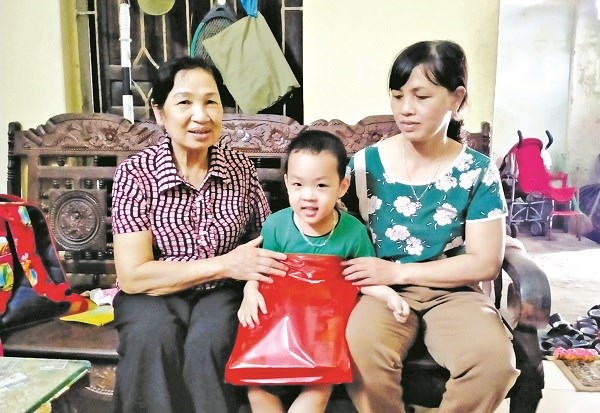 Bà Nguyễn Thị Hòa, tặng quà cho các em nhỏ có hoàn cảnh khó khăn