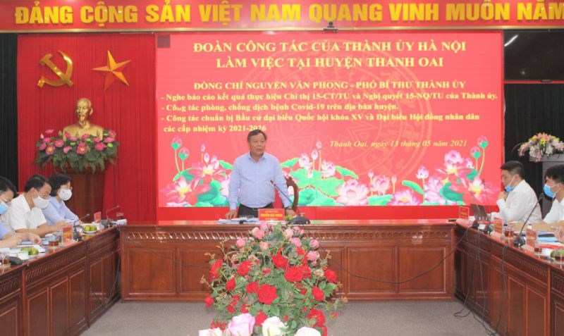 Phó Bí thư Thành ủy Nguyễn Văn Phong phát biểu chỉ đạo tại buổi làm việc với tập thể Thường trực Huyện ủy Thanh Oai.