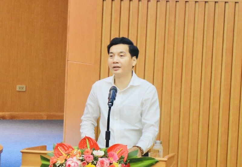 Ứng cử viên Nguyễn  Việt Hà trình bày chương trình hành động của mình