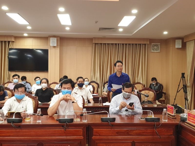 Cử tri Cao Văn Tâm đóng góp ý kiến với các ứng cử viên