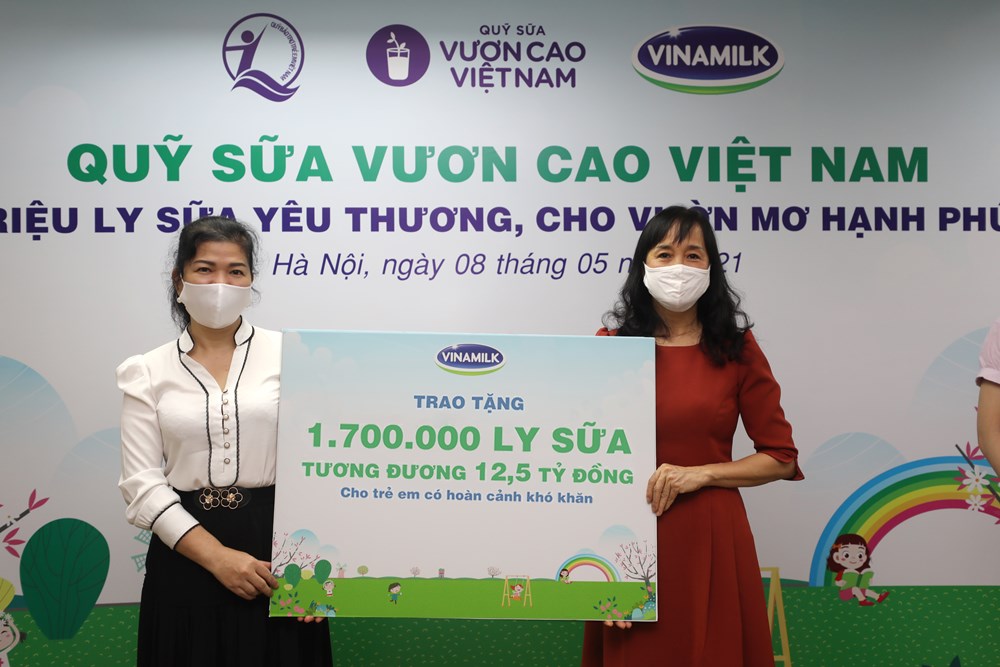 Đại diện Vinamilk trao bảng tượng trưng 1,7 triệu ly sữa của Quỹ sữa Vươn cao Việt Nam cho Đại diện Quỹ bảo trợ trẻ em Việt Nam