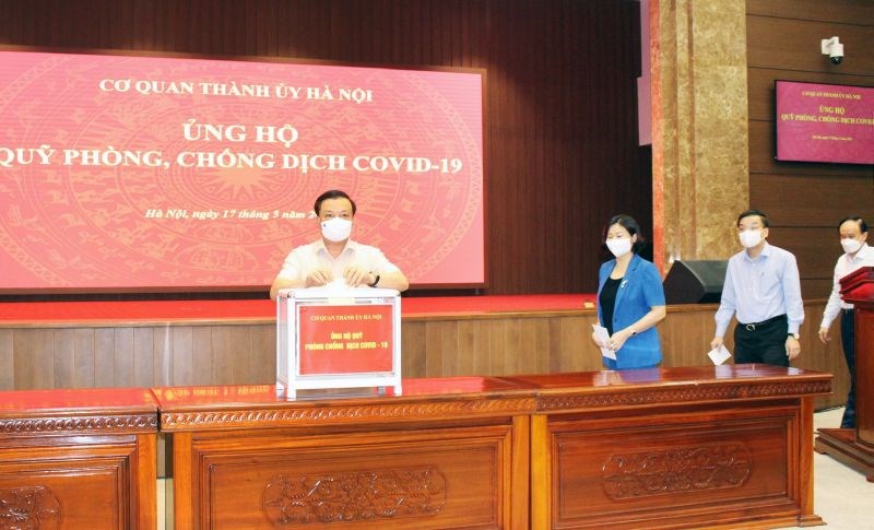 Bí thư Thành ủy Hà Nội Đinh Tiến Dũng ủng hộ quỹ Phòng, chống dịch Covid -19