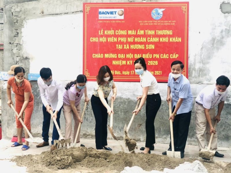 Các đại biểu và đại diện gia đình làm lễ khởi công xây dựng nhà cho chị Nguyễn Thị Toán